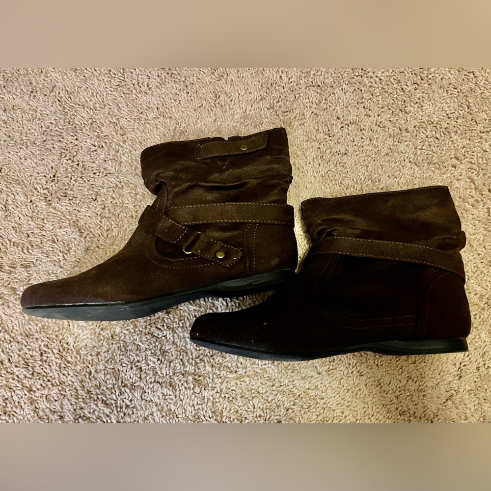 Flat ankle boots. Suede cloth